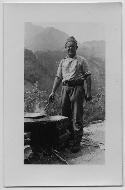 Ritratto di soldato mentre cucina