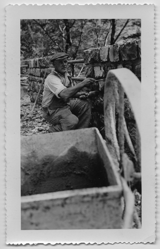 Operaio intento all'intonacatura di un muro