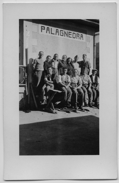 Gruppo di persone in posa davanti alla stazione di Palagnedra