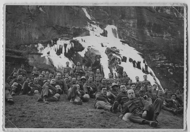 Gruppo di soldati in posa sotto una cascata di ghiaccio