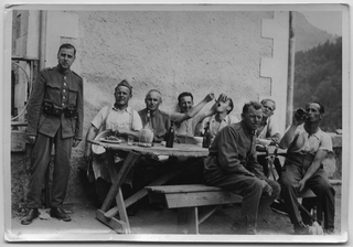 Ritratto di soldati durante il pranzo