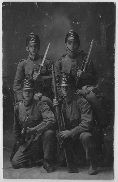 Ritratto di quattro soldati in posa