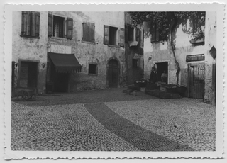 Veduta di una piazza di paese