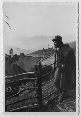 Ernest Bloch in posa su un sentiero sopra Roveredo