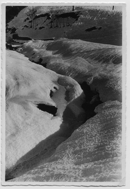Torrente di montagna gelato