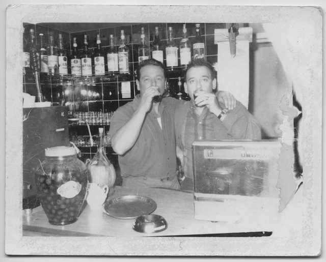 Uomini dietro al bancone del ristorante della Selva a Campestro