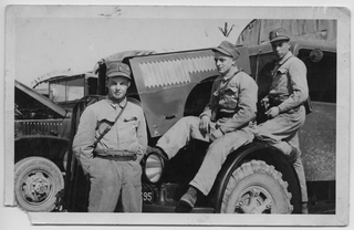 Ritratto di soldati con veicoli militari