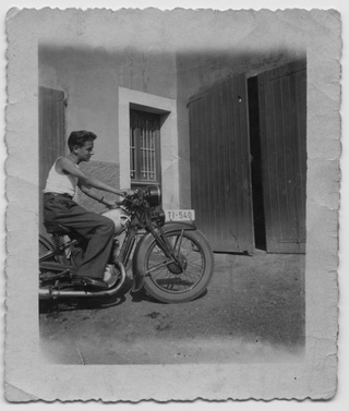 Ragazzo in sella a una motocicletta