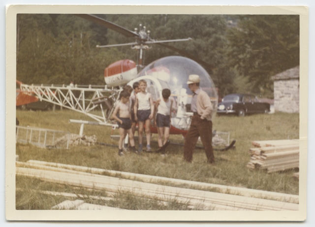 Ritratto di uomo con bambini davanti a un elicottero