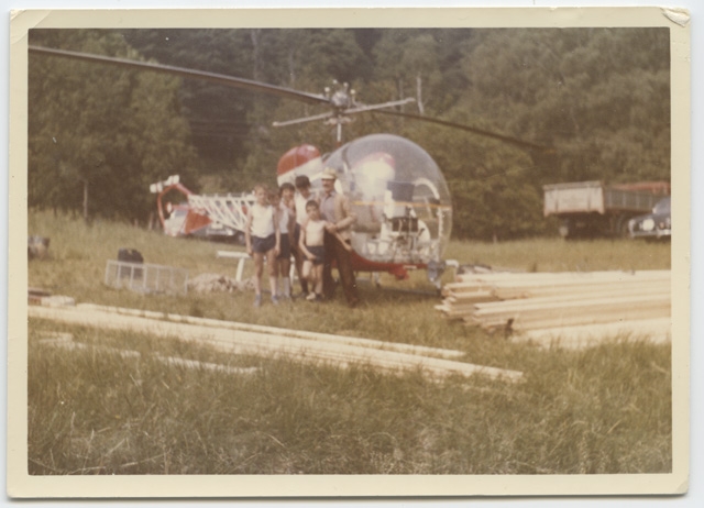 Ritratto di uomo con bambini davanti a un elicottero