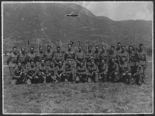 Compagnia di soldati in posa