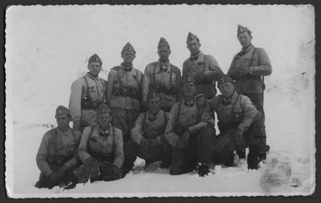 Gruppo di soldati sulla neve