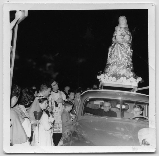 Bambino recita una poesia per l'arrivo della Madonna Pellegrina in Capriasca