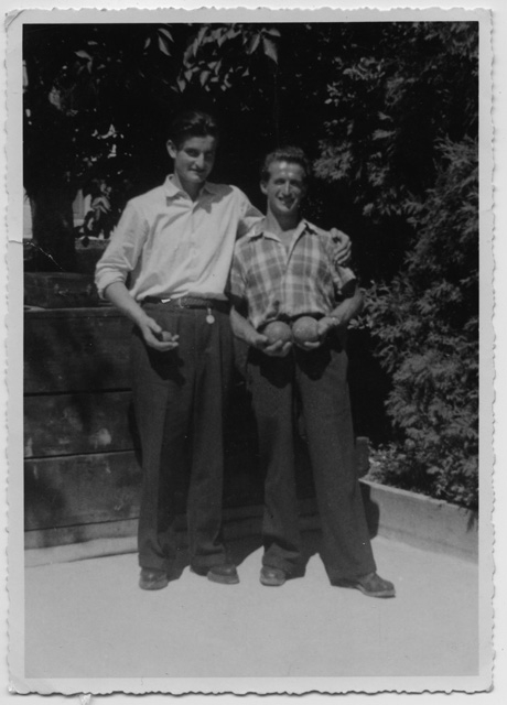 Due ragazzi in posa sul campo di bocce del ristorante della Selva