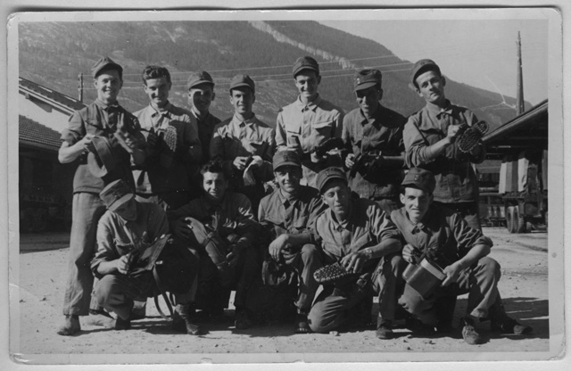 Compagnia di soldati in posa