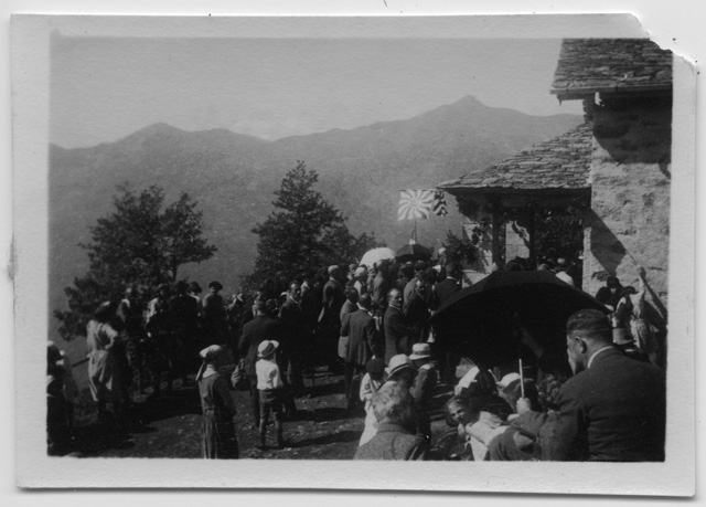 Fedeli all'inaugrazione dell'oratorio di Condra