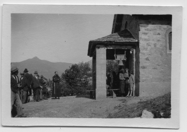 Gruppo di fedeli davanti all'oratorio di Condra