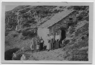 Gruppo di donne davanti ad una cascina