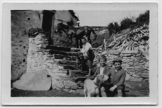 Bambini in posa davanti ad una casa