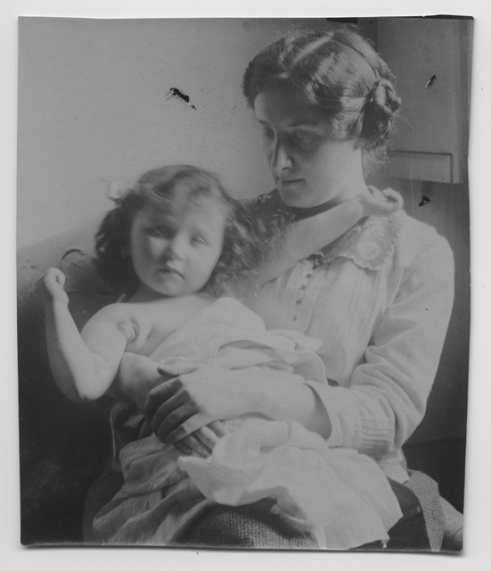 Ritratto di Gina Maria Rossi con bambina