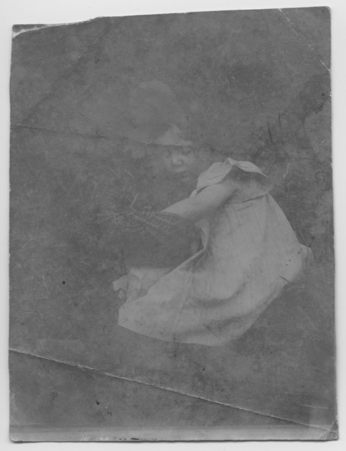 Gina Maria Rossi in posa per il bozzetto fotografico per il dipinto "La raccolta dei mirtilli"