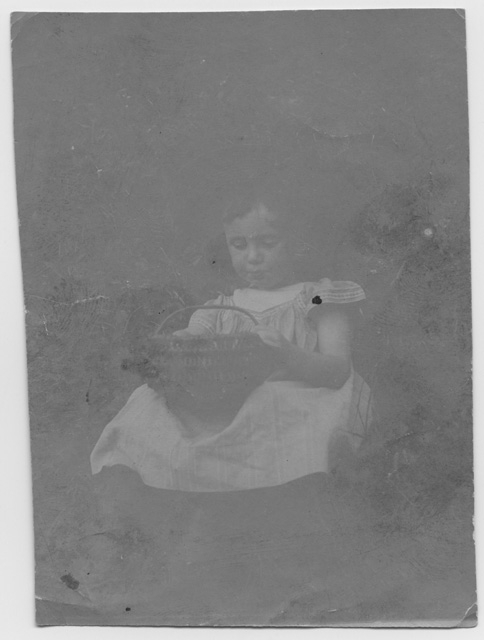 Gina Maria Rossi in posa per il bozzetto fotografico per il dipinto "La raccolta dei mirtilli"