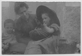 Adele Rossi con i figli Franco e Gina Maria