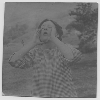 Gina Maria Rossi in posa per il bozzetto fotografico per il dipinto "Il canto dell'aurora"