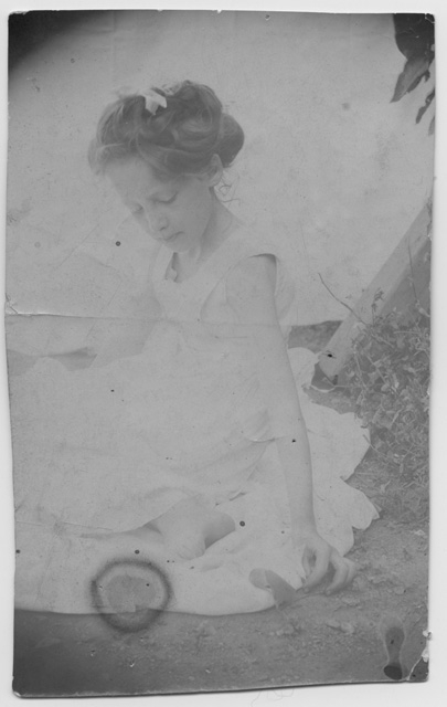 Gina Maria Rossi in posa per il bozzetto fotografico per il dipinto "Figura allegorica"