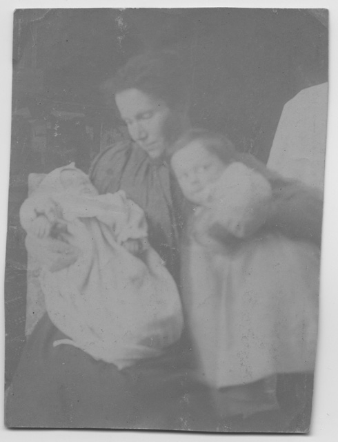 Ritratto di Adele Rossi con i figli Gina Maria e Franco