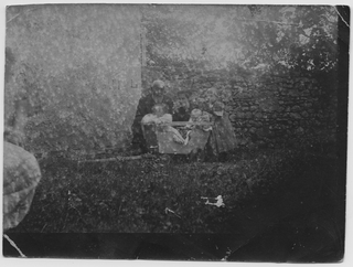 Ritratto di gruppo in giardino