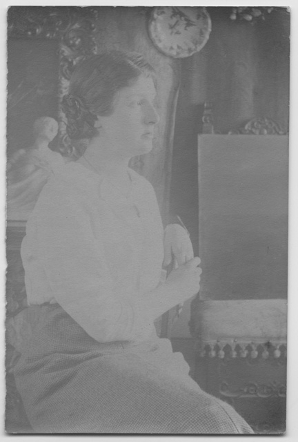 Ritratto di Gina Maria Rossi seduta