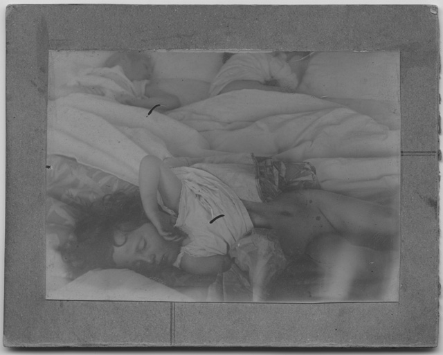 Bambine in posa per il bozzetto fotografico per il dipinto "Primi raggi"