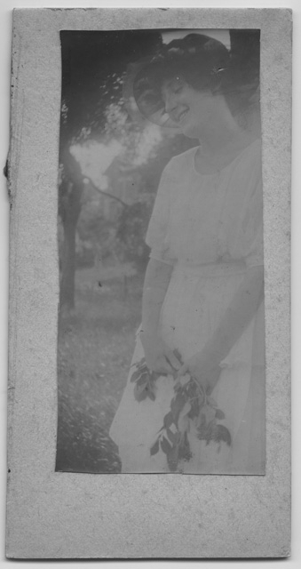 Ritratto di Gina Maria Rossi con arbusto