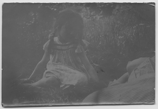 Ritratto di bambine sopra a un prato