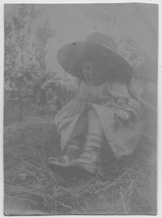 Ritratto di bambina sopra a un prato