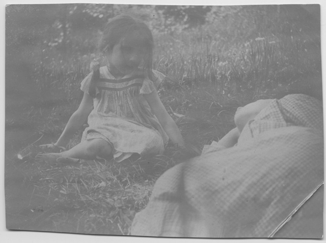 Ritratto di bambine su di un prato