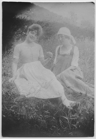 Ragazze in posa sopra a un prato