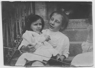 Nene Osimo e Gina Maria Rossi sedute sui gradini davanti alla casa di Sarone