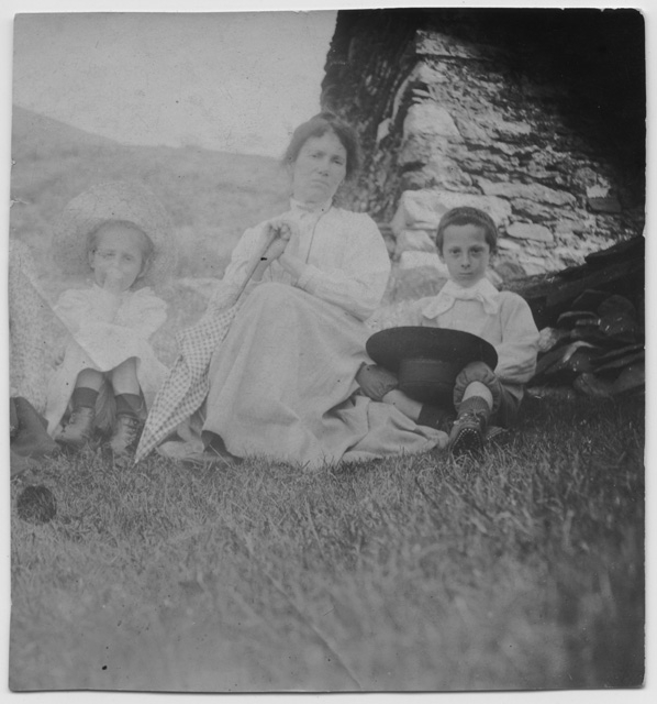 Adele Rossi con i figli seduti davanti ad una cascina