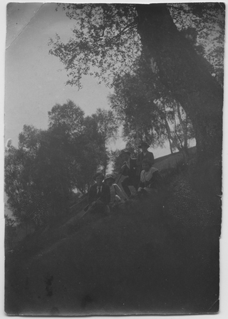 Gruppo in posa sotto ad un albero