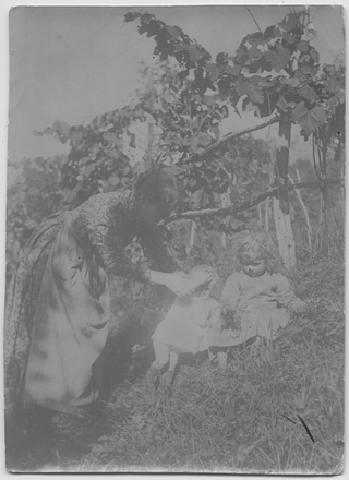 Donna con bambini in un vigneto