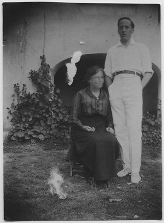 Adele e Franco Rossi davanti alla casa di Biolda