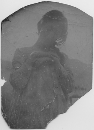 Gina Maria Rossi in posa per il bozzetto fotografico per il dipinto "La bestiolina del buon dio"