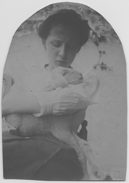 Gina Maria Rossi con un agnellino