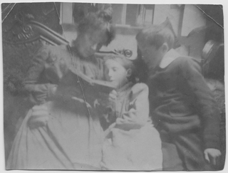 Adele Rossi mentre legge con i figli Gina Maria e Franco