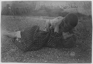 Franco e Gina Maria Rossi abbracciati in un giardino