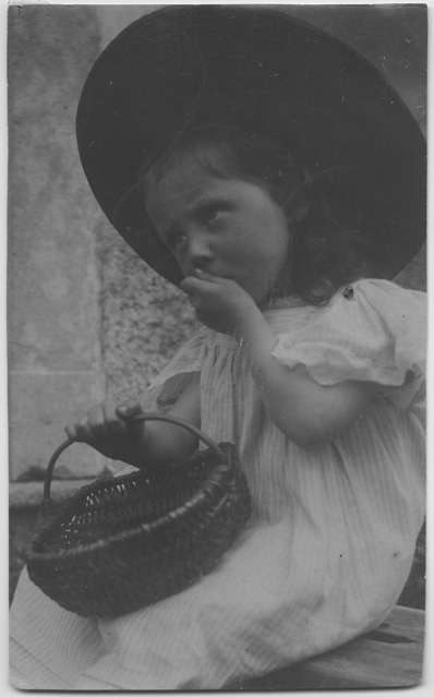 Gina Maria Rossi in posa per il bozzetto fotografico per il dipinto "La raccolta dei mirtilli"