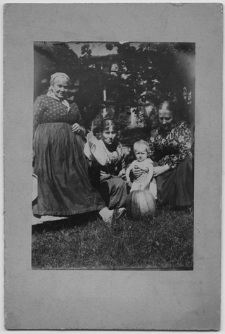 Donne in posa con zucca