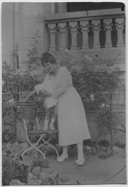 Gina Maria Rossi con una bambina in giardino a Lopagno